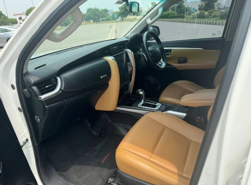 Toyota Fortuner 2.8 Sigma 4 2019  Lahore