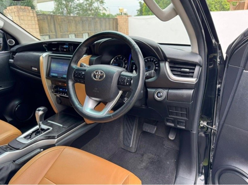 Toyota Fortuner 2.7 V 2019  Lahore