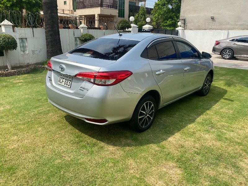 Toyota Yaris Sedan 2021 Silver Metallic