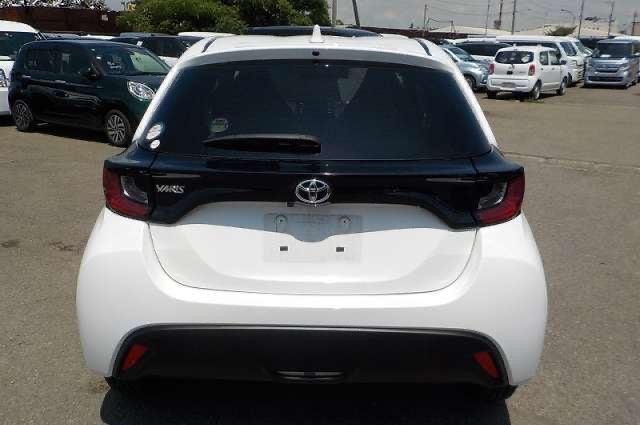 Toyota Yaris Hatchback 2022 Pearl White